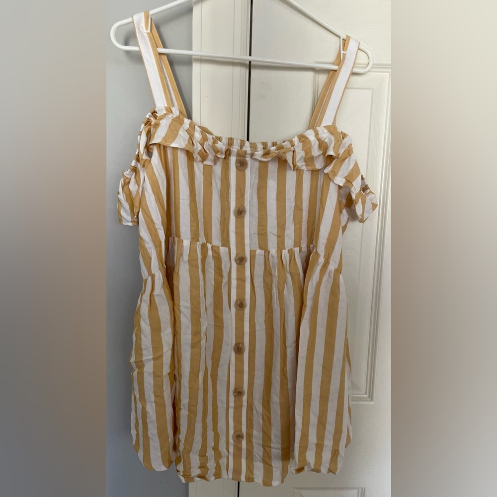 Tank top with fludder sleeve. It’s a maternity top from Target